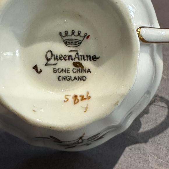QUEEN ANNE Bone China vintage tea cup from 1950's - Picture 6 of 6